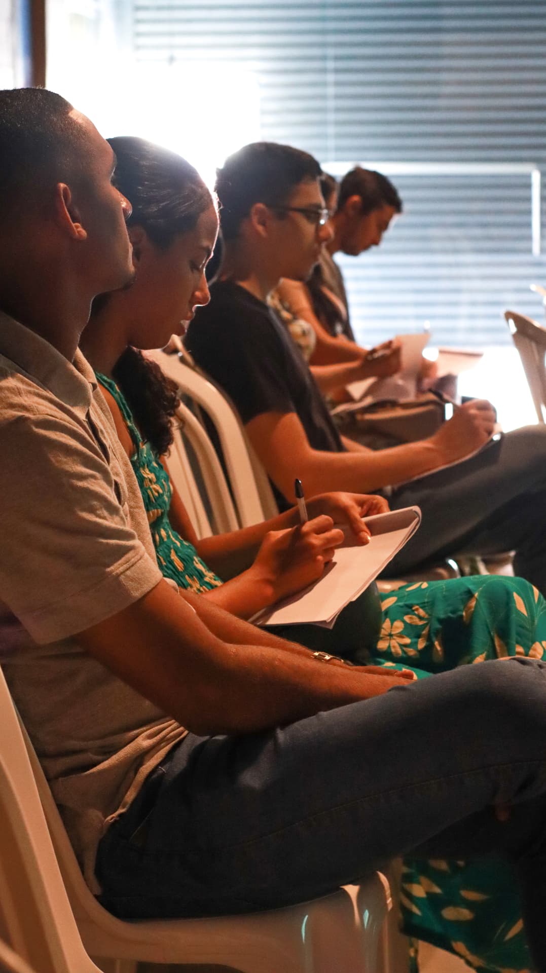 Participantes acompanhando a palestra e fazendo anotações